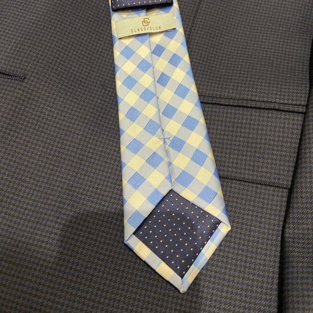 Classic blue tie for the navy suit